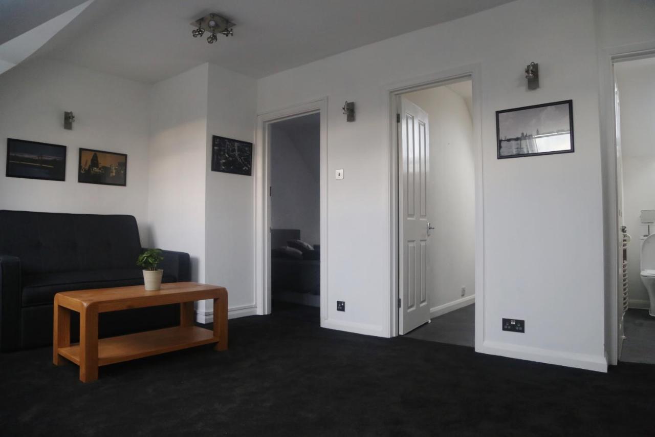One-Bedroom Flat In Cheam Village Exterior photo