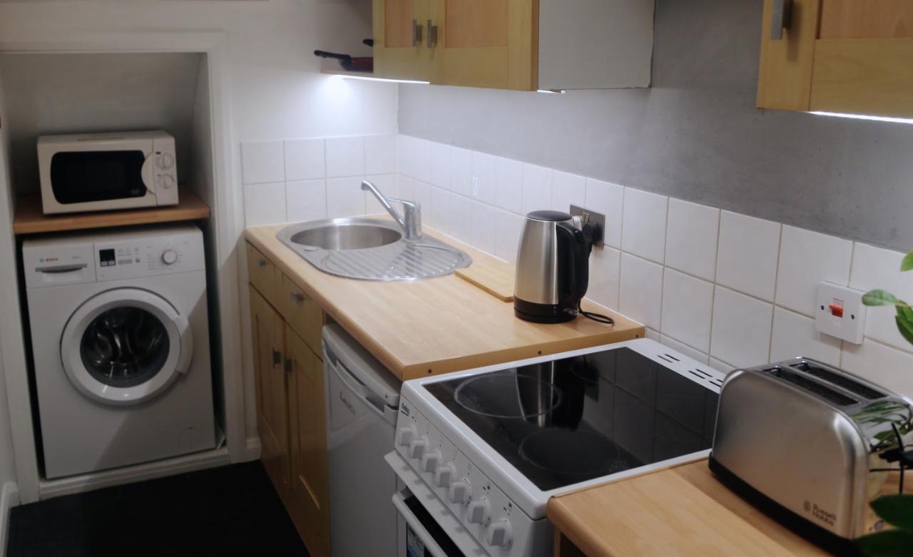 One-Bedroom Flat In Cheam Village Exterior photo