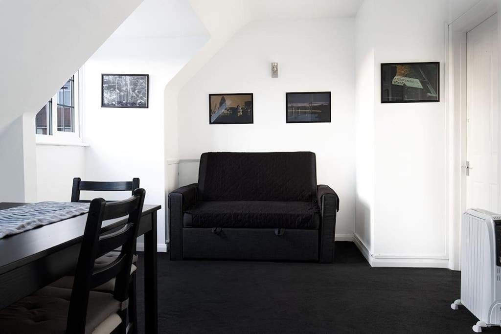 One-Bedroom Flat In Cheam Village Exterior photo