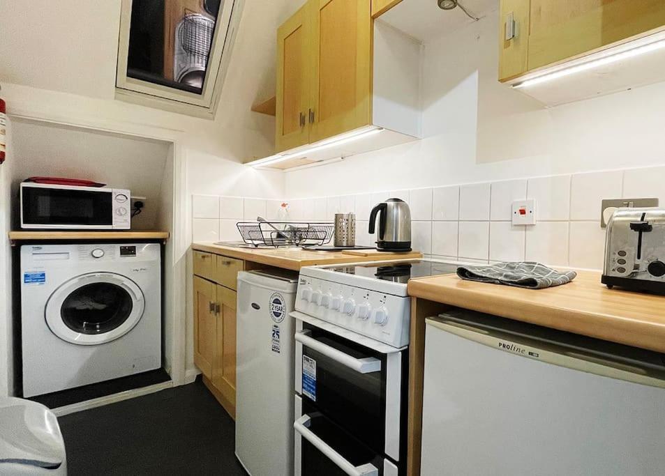 One-Bedroom Flat In Cheam Village Exterior photo