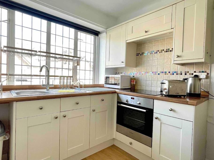One-Bedroom Flat In Cheam Village Exterior photo